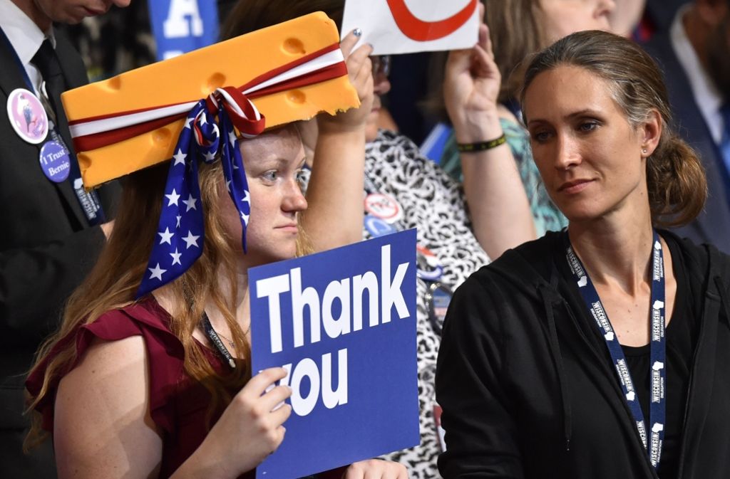 Käse auf dem Kopf und ein „Danke“-Schild in den Händen: Diese US-Demokratin wollte sich bei Präsident Barack Obama bedanken.