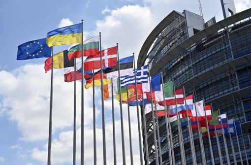 Aus Solidarität  ist vor dem Europäischen Parlament in Straßburg neben den EU-Mitgliedsflaggen die ukrainische Flagge aufgezogen. Foto: IMAGO/Future Image/IMAGO/Dwi Anoraganingrum