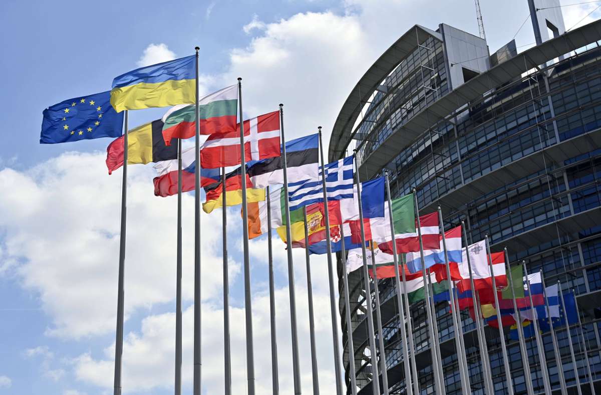 Aus Solidarität  ist vor dem Europäischen Parlament in Straßburg neben den EU-Mitgliedsflaggen die ukrainische Flagge aufgezogen. Foto: IMAGO/Future Image/IMAGO/Dwi Anoraganingrum