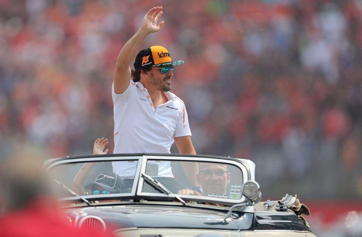 Wiedersehen mit Fernando Alonso: Der Spanier winkt bei der Fahrerparade beim  Grand Prix von Deutschland 2018 auf dem Hockenheimring den Fans zu. Foto: dpa/Jan Woitas