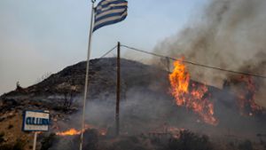 Flammen lodern im vergangenen Jahr auf einem Hügel auf Rhodos. Foto: Petros Giannakouris/AP/dpa