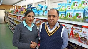 Gurpreet und Kulvinder Singh betreiben in einem Hinterhof in der  Augustenstraße den Indian Store, den ältesten und größten indischen Supermarkt im Ländle Foto: Leonie Rörich