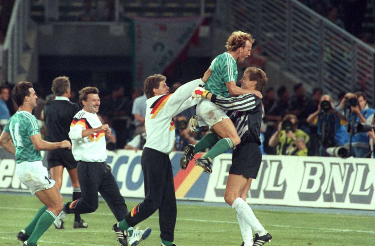 Grenzenlose Freude: Die deutsche Mannschaft gewinnt das WM-Halbfinale 1990 gegen England im Elfmeterschießen. Thomas Berthold, Günter Hermann, Andreas Möller, Andreas Brehme und Bodo Illgner (von links) jubeln.