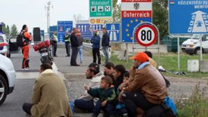 Wie geht es weiter? Flüchtlinge warten an der österreich-ungarischen Grenze. Foto: AP