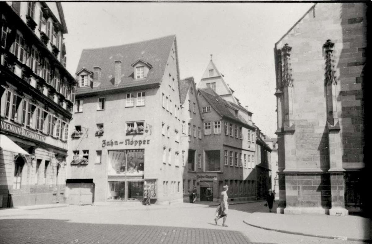 Aus unserer Serie „Stuttgart 1942“: Zahn und Nopper am  früheren  Standort bei der Stiftskirche.