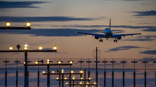 Inlandsflüge sollen künftig besteuert werden. (Symbolbild) Foto: IMAGO/Jochen Tack/IMAGO/Jochen Tack