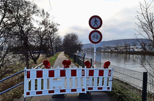 Kurz nach der König-Karls-Brücke  hat die Stadt auf dem  Neckardamm in Richtung Untertürkheim diese Absperrung aufgestellt. Foto: Sebastian Steegmüller