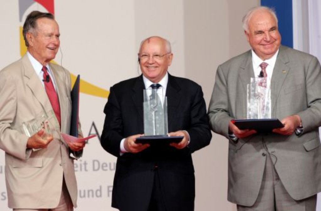 Bereits 2005 erhielten Ex-US-Präsident George Bush, der ehemalige sowjetische Präsident Michail Gorbatschow und Alt-Bundeskanzler Helmut Kohl den Alpha-Preis für ihre Verdienste um die Wiedervereinigung.