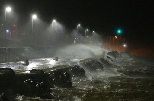 Wellen schlagen in Bremerhaven über die Kaimauern. Foto: dpa/Michael Bahlo
