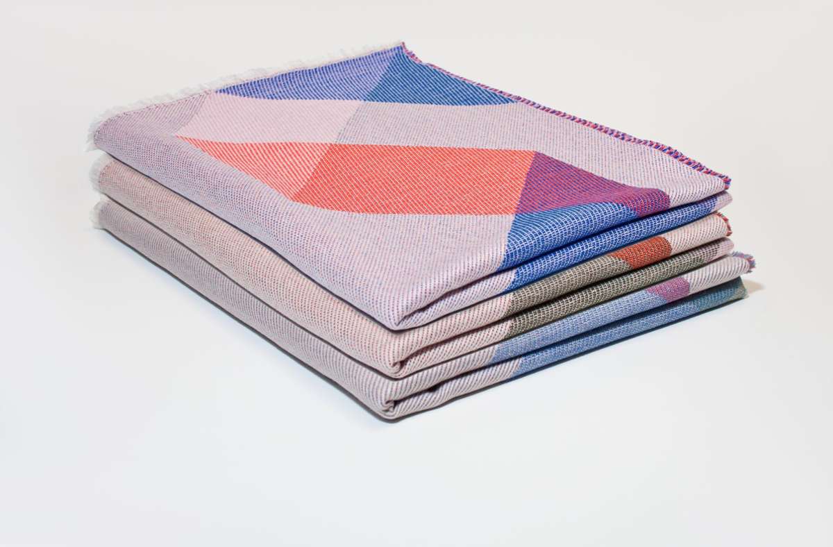 Mit Streifen: Vom Designnachwuchs Res Anima entworfene weiche Wolldecken „Meander“ in drei Farbkombinationen, die in einer Manufaktur in Franken gefertigt werden und online (resanima.de) erhältlich sind.