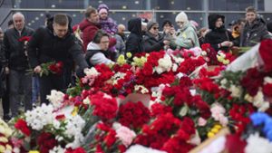 Trauernde legen Blumen nieder an der Crocus City Hall. Foto: dpa/Vitaly Smolnikov
