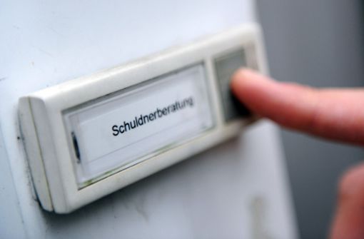 Über 400 Personen suchten im Kreis Esslingen eine  Schuldnerberatungsstelle auf. Foto: dpa/Angelika Warmuth