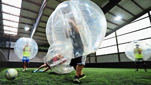 Kicken und rempeln: Der neue Funsport Bubble-Fußball wird in Deutschland immer beliebter . Foto: dpa