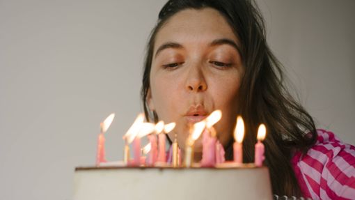 Wer Geburtstag hat, kann vielerorts  Geld sparen (Symbolbild). Foto: IMAGO/Westend61/IMAGO/Yuliia Blazhuk