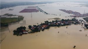 Mindestens 200.000 Menschen sind  von den durch massive Regenfälle ausgelösten Überflutungen auf der indonesischen Insel Java betroffen. Foto: AFP/ARYA