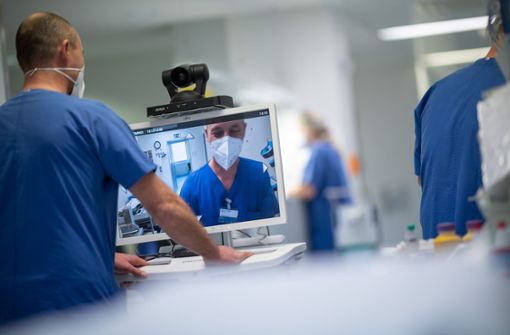 Mit einer hochauflösenden Kamera können die Mediziner diagnostizieren – auch wenn sie selbst nicht beim Patienten vor Ort sind. Foto: dpa/Sebastian Gollnow
