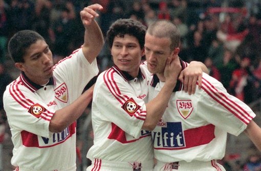 Krassimir Balakov (Mitte) ist ein echtes VfB-Urgestein. Gemeinsam mit Giovane Elber (l.)  und Fredi Bobic verzauberte er als Teil des „Magisches Dreiecks“ ganz Fußball-Deutschland. Am Dienstag wird Balakov 50 Jahre alt, das Foto stammt aus 1997. Foto: dpa