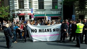 Demonstranten gehen für die Verschärfung des Sexualstrafrechts in Berlin auf die Straße. In wenigen Wochen gilt im Sexualstrafrecht das Prinzip „Nein heißt Nein“. (Archivfoto) Foto: dpa