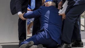 US-Präsident Joe Biden ist auf einer Bühne in in Colorado Springs gestürzt. Foto: dpa/Andrew Harnik