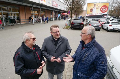 Nico Lauxmann (Mitte) im Gespräch mit Bürgern am Kimry-Platz in Kornwestheim Foto: Simon Granville/ 