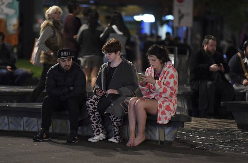 Vom Erdbeben aus dem Schlaf gerissen – Menschen in Wellington warten auf der Straße, nachdem sie aus ihren Häusern evakuiert wurden. Foto: AP