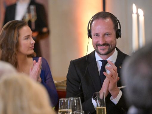 Kronprinz Haakon von Norwegen guter Laune beim Dinner in der Residenz. Foto: Hannes Magerstaedt / Getty Images