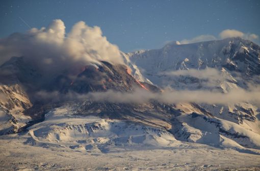 Lava und Dampf sind während des Ausbruchs des Vulkans Schiwelutsch auf der Halbinsel Kamtschatka in Russland zu sehen. Foto: dpa/Yury Demyanchuk