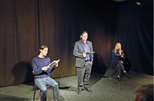 Die Schauspieler Bianca Spiegel,  Kai Plaumann (l.) und Christian Hübner beziehen  das Publikum mit ein. Foto: Peter Buchholtz