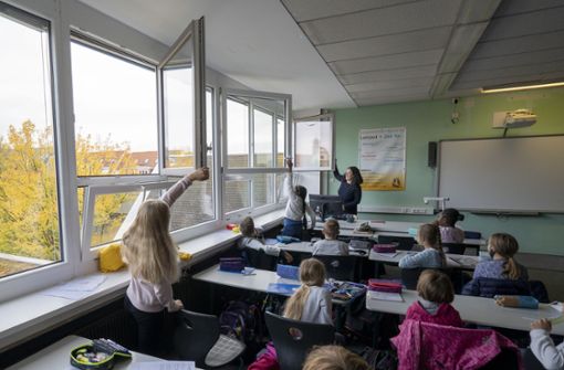 Lüften gegen Corona in einer Schule: Helfen auch längere Winterferien? Foto: factum/Jürgen Bach
