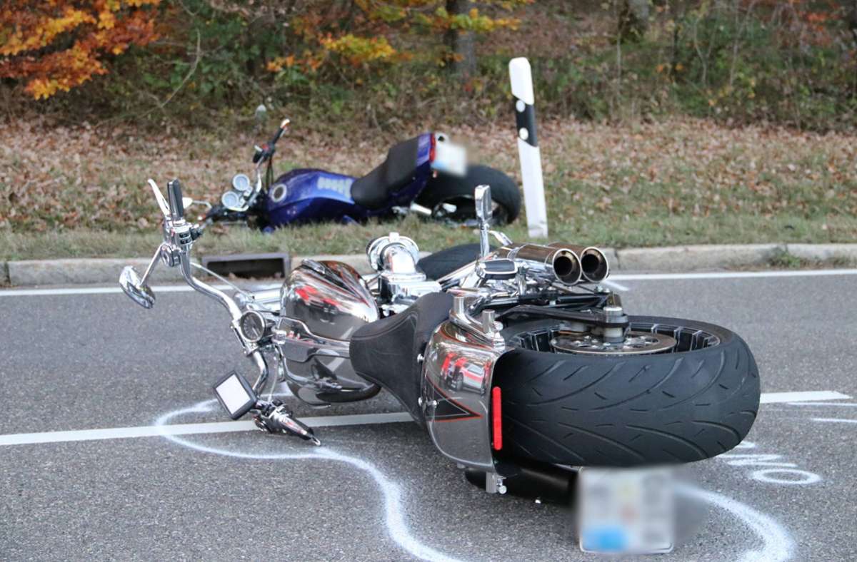 Zwei Motorradfahrer gerieten beim Bremsen aneinander. Für einen Fahrer endete der Unfall mit dem Tod. Foto: 7aktuell.de/Kevin Müller/7aktuell.de | Kevin Müller