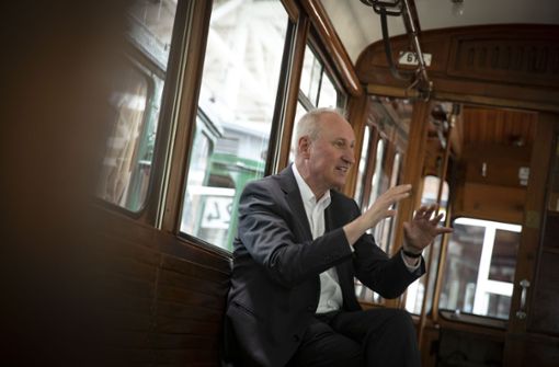 Eine historische Straßenbahn hat sich VVS-Chef Horst Stammler als Schauplatz fürs Abschiedsinterview ausgesucht. Foto: Lichtgut/Leif /Piechowski