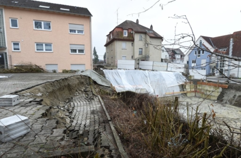 Nach starkem Regen war am Samstag in Weingarten (Landkreis Ravensburg) ein aufgeweichter Hang auf etwa 15 Metern abgerutscht. Nun beginnen die Aufräumarbeiten. Foto: dpa