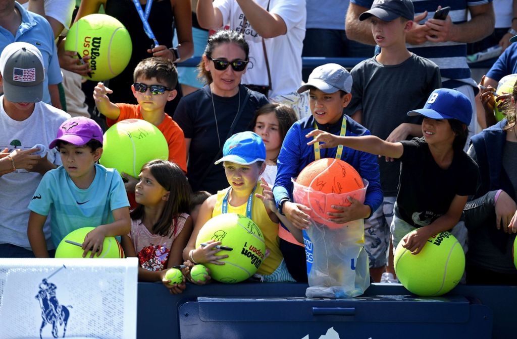 Auf den überdimensionalen Tennisbällen sammeln auch schon die kleinen Fans Unterschriften ihrer Stars.