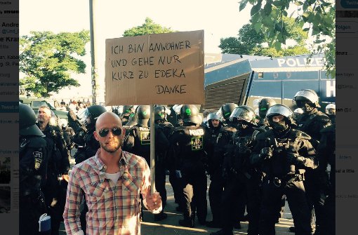 Der Comedian Andre Kramer wurde bei den Demonstrationen vor dem G20-Gipfel wegen seiner Aktion kräftig gefeiert. Foto: twitter.com/Und_Bitte