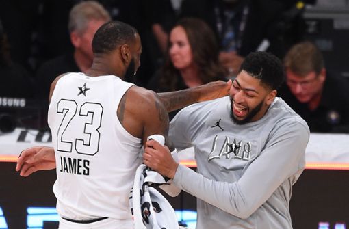 Beim Allstar-Spiel machten LeBron James (links) und Anthony Davis keinen Hehl daraus, dass sie in Zukunft zusammen spielen wollen. Foto: AFP
