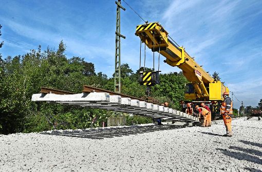 Die neuen Schienen bei Rastatt sind verlegt: in der Nacht auf Montag soll die Rheintalbahn wieder frei gegeben werden. Foto: dpa
