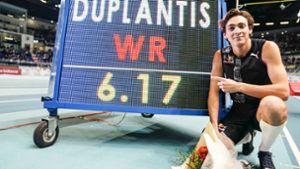Stolz präsentiert Armand Duplantis seinen neuen Stabhochsprung-Weltrekord. Foto: dpa/Aleksandra Szmigiel