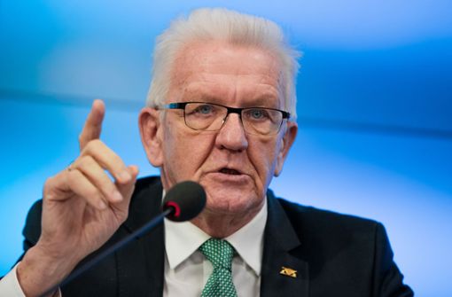Ministerpräsident Winfried Kretschmann warnt vor der Gefahr, die von mutierten Viren ausgeht. Foto: dpa/Christoph Schmidt