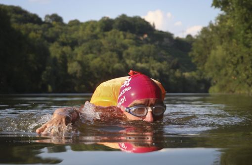 Günter Eckert in seinem Element: dieser Mann schwimmt zu jeder Jahreszeit im Neckar. Foto: factum/Granville