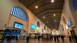 Ein Mann stieß eine Frau am Stuttgarter Hauptbahnhof rabiat auf den Boden. Foto: dpa