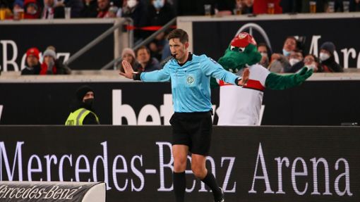 Berühmte Schiedsrichter-Geste nach dem Videobeweis  – VfB-Maskottchen Fritzle macht mit. Foto: Baumann