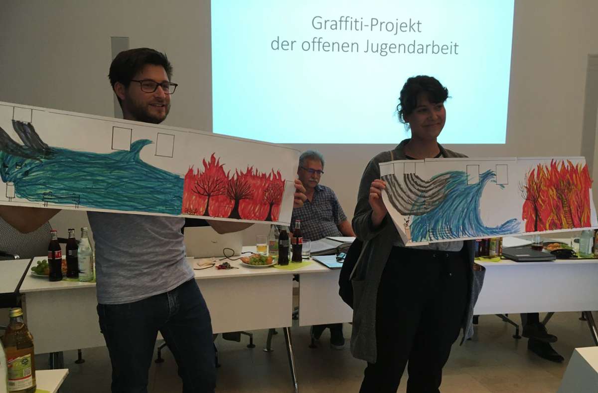 Andreas Colosi und Annika Müller stellten kürzlich den Entwurf für das Graffiti-Projekt einer Jugendgruppe vor. Foto: oh