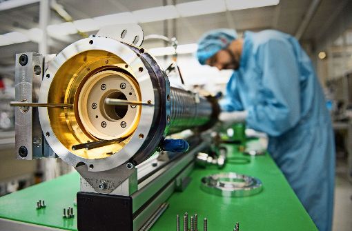 Ein Mitarbeiter des Maschinenbauers Trumpf montiert in einem Reinraum in Ditzingen  eine CO2-Laserkomponente. Foto: dpa