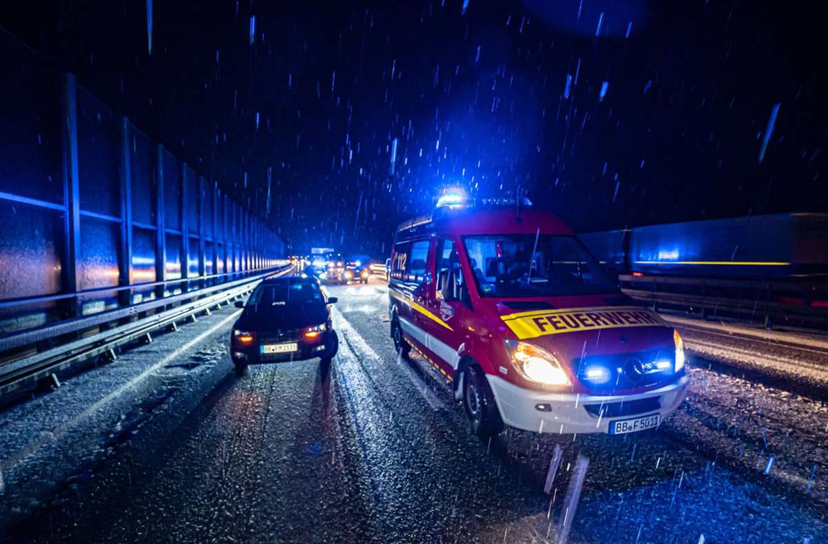 Unfall auf der A81 bei Ehningen: Schnee und Eis sorgten für zahlreiche Einsätze von Rettungskräften im Südwesten.