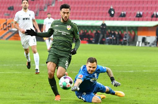 VfB-Stürmer Nicolas Gonzalez im Duell mit dem Augsburger Keeper. Foto: Frank Hoermann/Sven Simon/imago