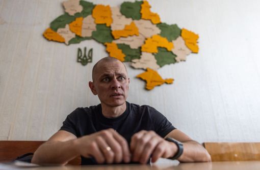 Dmytro Orlow,  Bürgermeister der von russischen Soldaten besetzten ukrainischen Kraftwerksstadt Enerhodar, sitzt in seinem Büro in Saporischschja vor einer Karte der Ukraine. Foto: dpa/Oliver Weiken