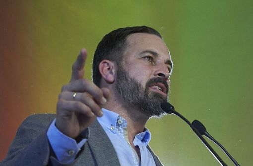 Der Parteichef der rechtsradikalen Partei Vox, Santiago Abascal,   spricht nach der Regionalwahl in Andalusien zu den Parteianhängern. Foto: AP