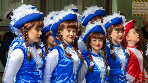 Ganz in blau: die Mädchen der NOL-Garde  – der  Bub ganz rechts  hingegen trug bei seiner Premiere rot. Foto: Andrea Essig