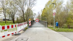 Noch ist der Durchgang vom Baumoval Richtung Stadtgarten nicht möglich. Die marode Brücke soll nun einige Meter entfernt neu gebaut werden Foto: Stefanie Schlecht