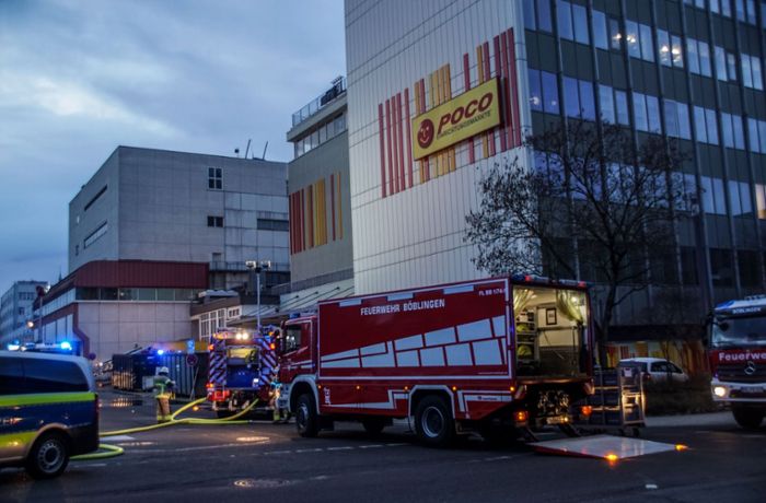 Böblingen: Feuerwehr löscht Brand auf Möbelhaus
